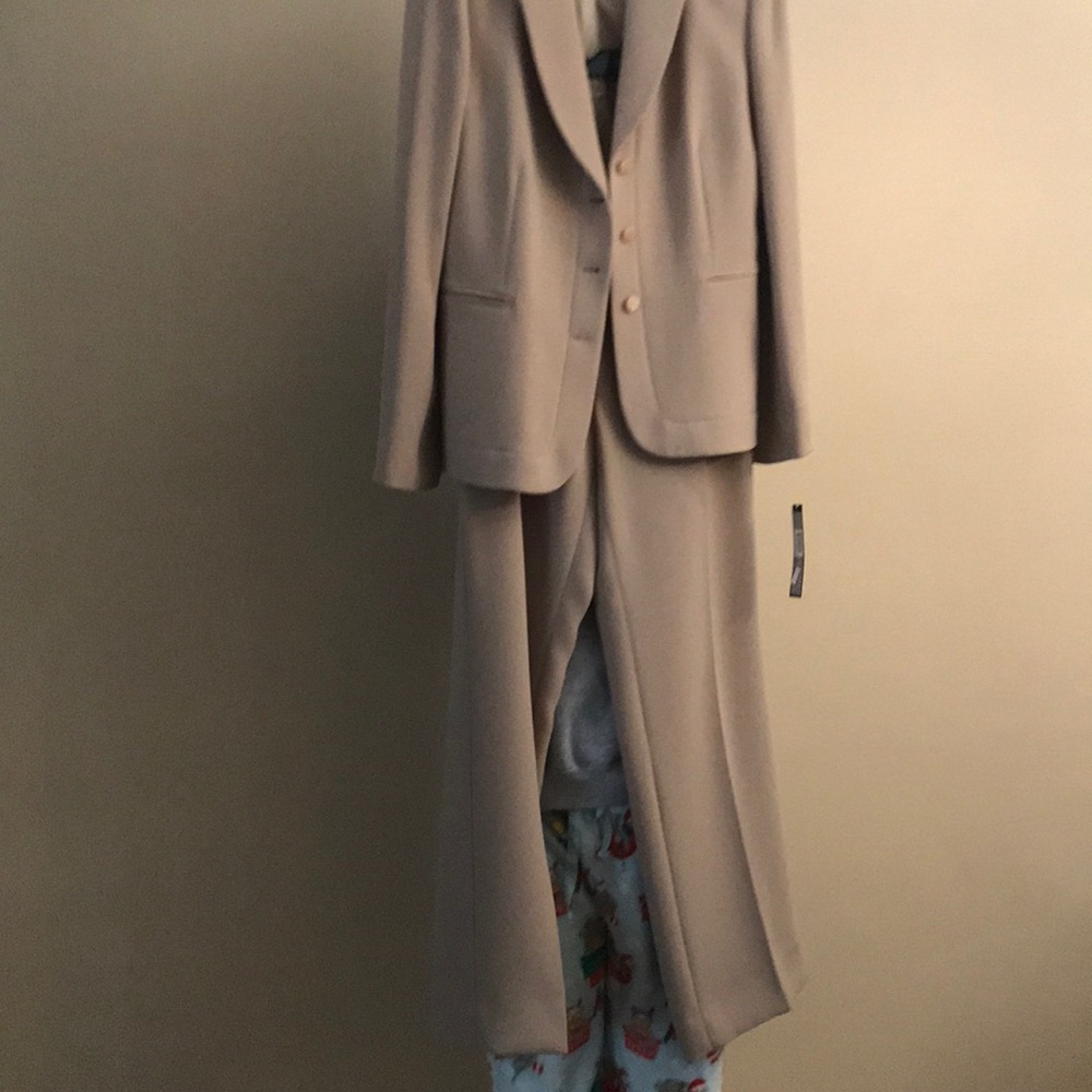 Women’s two piece business suit. - Picture 4 of 4